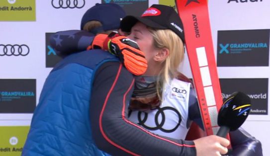 Mikaela Shiffrin herzt "Reporter" Aleksander Aamodt Kilde