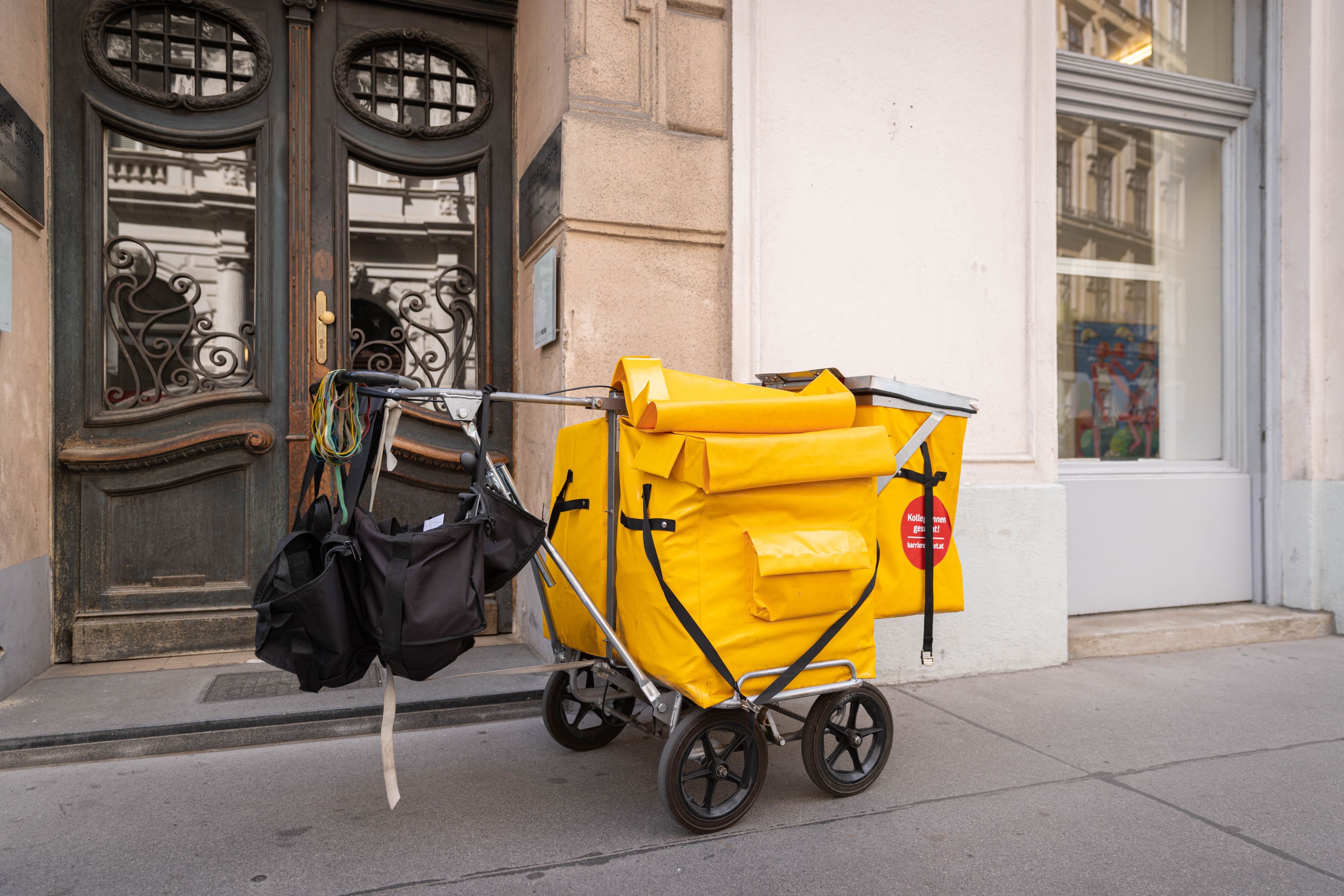 Der Postbote warf die nicht ausgetragenen Briefe in den Müll. (Symbolbild)