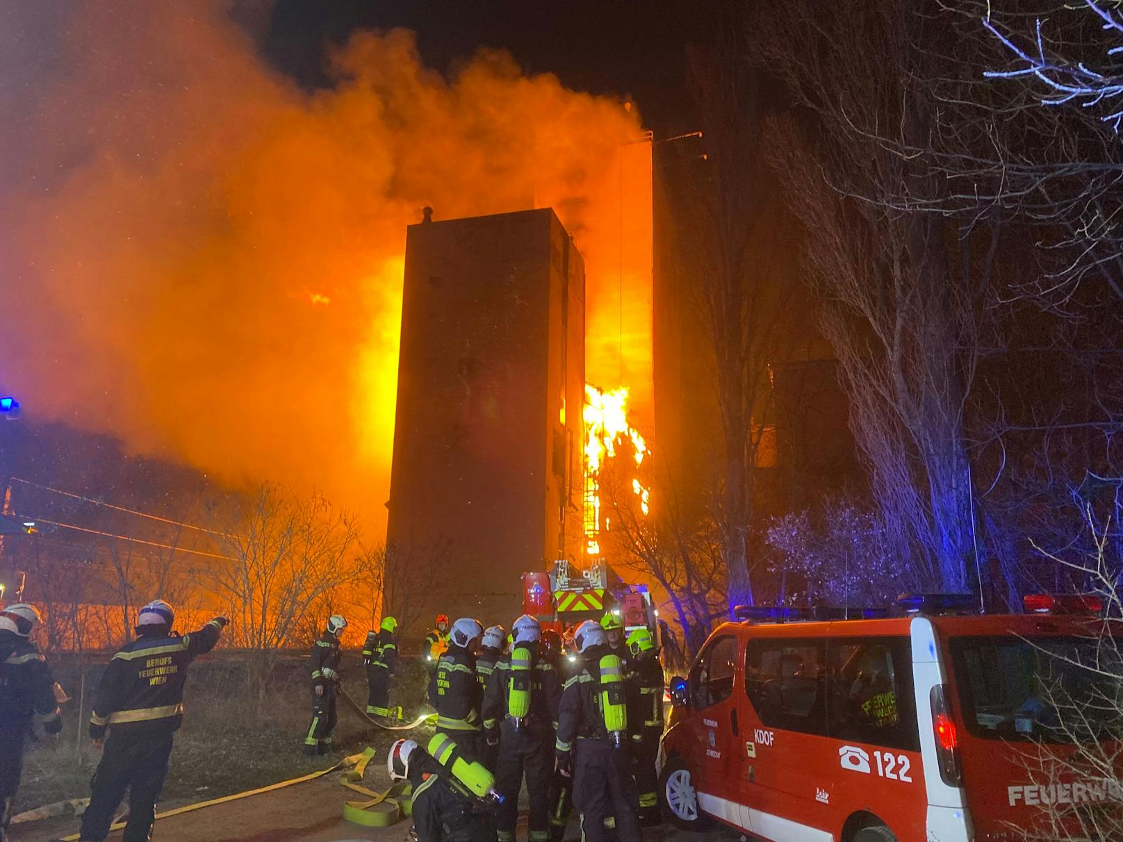Der Brand eines leer stehenden Industriegebäudes zwischen zwei Silos in Schwechat (Bezirk Bruck a.d. Leitha) an der Stadtgrenze zu Wien hat in der Nacht auf Sonntag einen Großeinsatz der Feuerwehr ausgelöst.