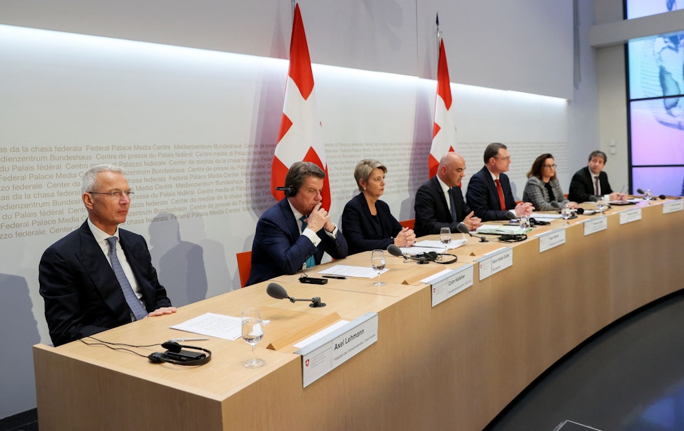 Dem Deal waren hektische Krisenverhandlungen der Geldhäuser mit der Schweizer Bankenaufsicht über das gesamte Wochenende vorausgegangen.