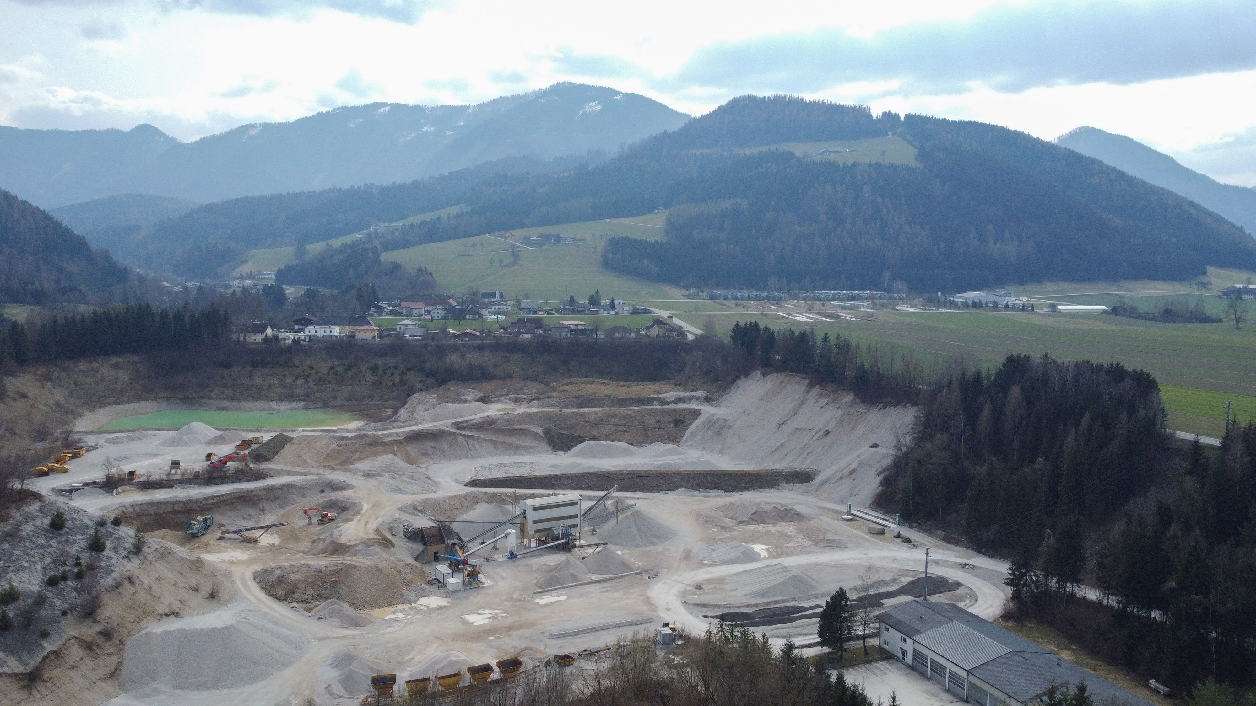 Aus dieser Kiesgrube wurde der Notruf gemeldet.