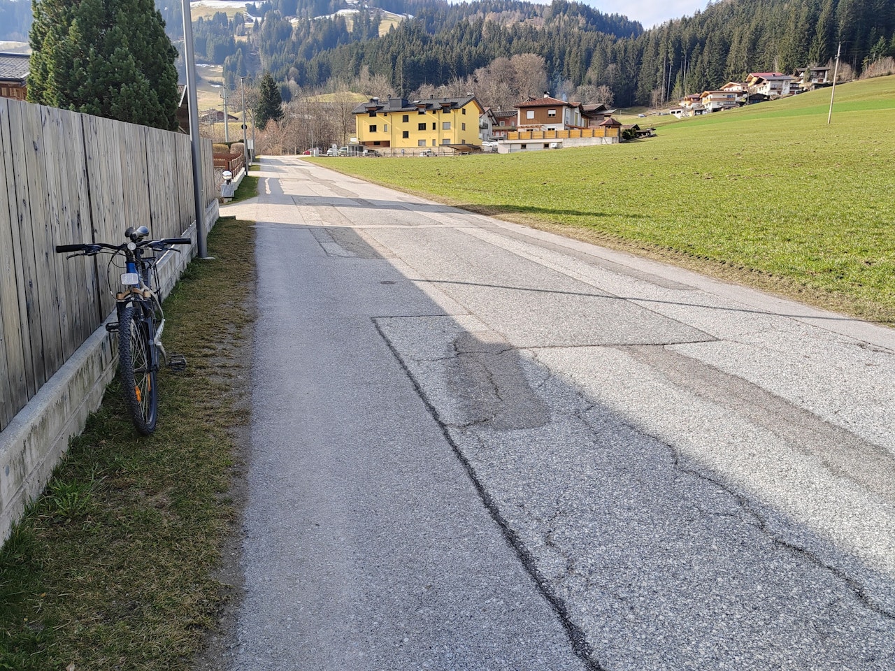 Heute.at - Mountainbiker stürzt wegen Jacke und hat keine Chance