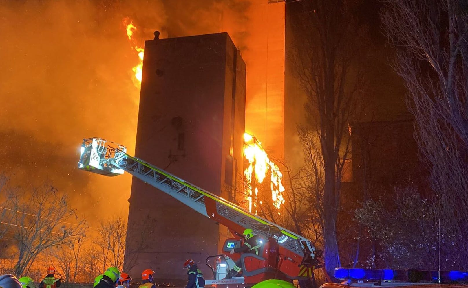Der Brand eines leer stehenden Gebäudes in Schwechat an der Stadtgrenze zu Wien hat in der Nacht auf Sonntag einen Großeinsatz der Feuerwehr ausgelöst.