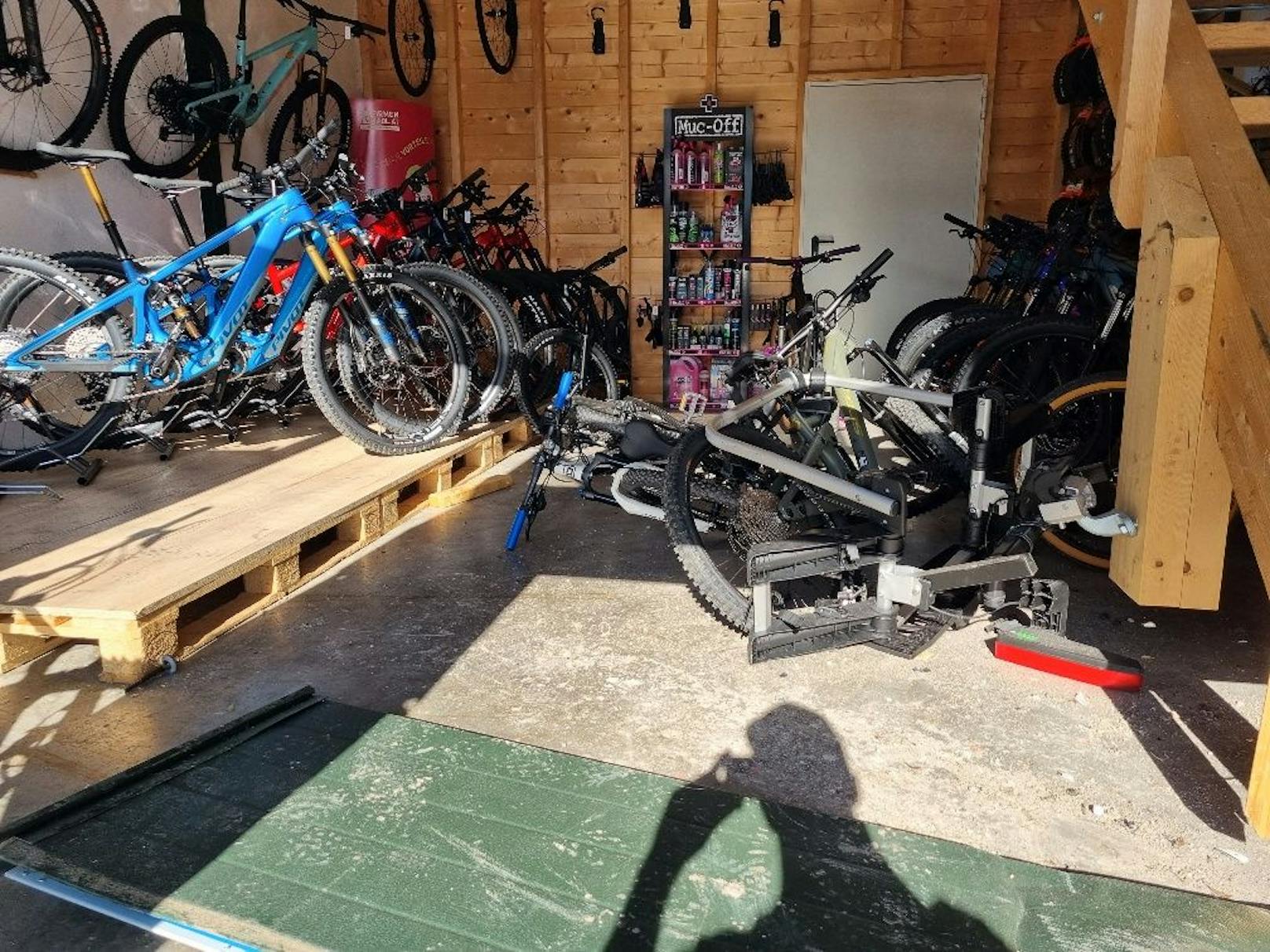 Unter den gestohlenen Fahrrädern sind vier hochpreisige E-Bikes und zwei Räder der Marke Pivot.