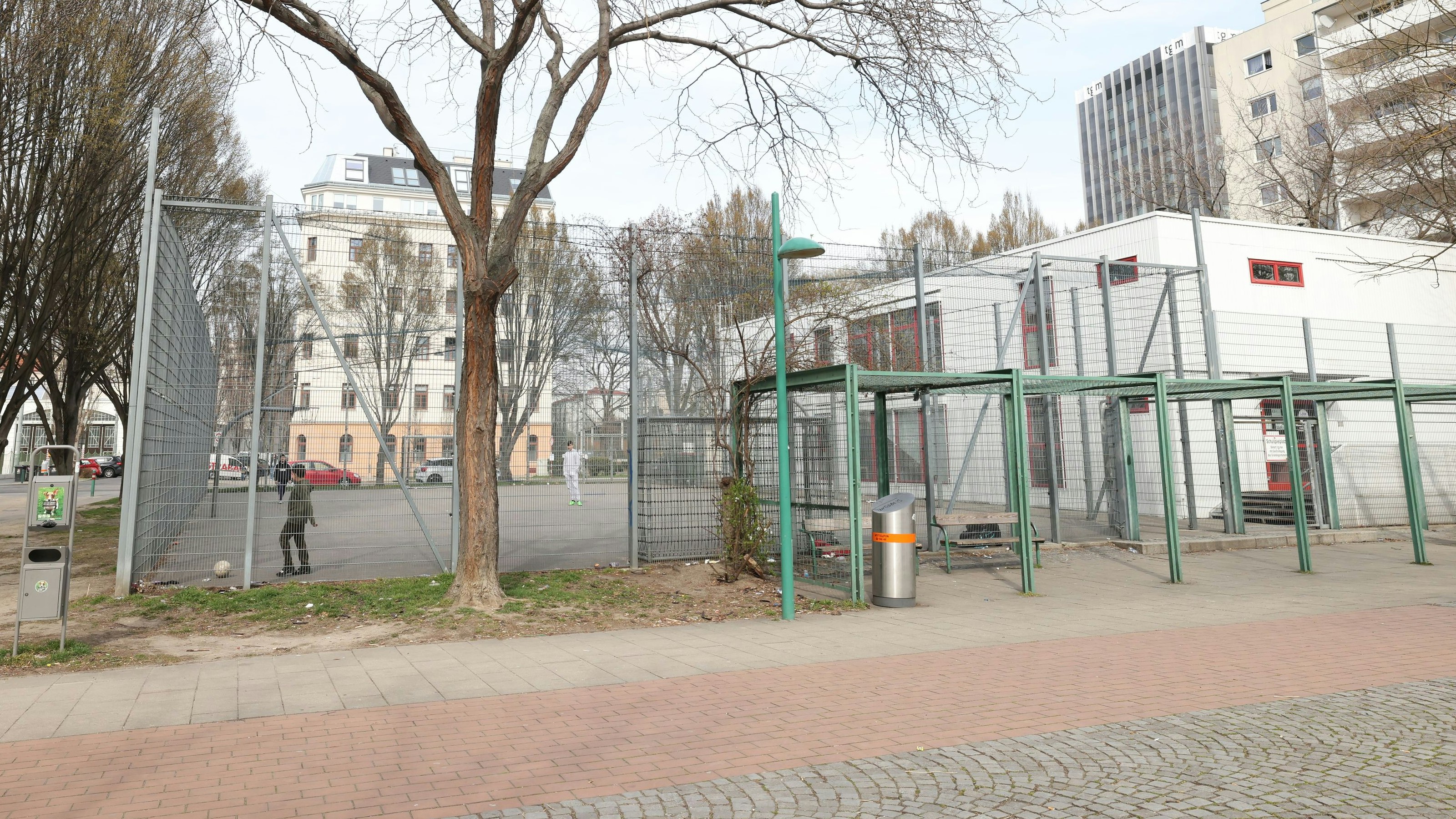 Eine 26-Jährige wurde in einem Fußballkäfig vergewaltigt.