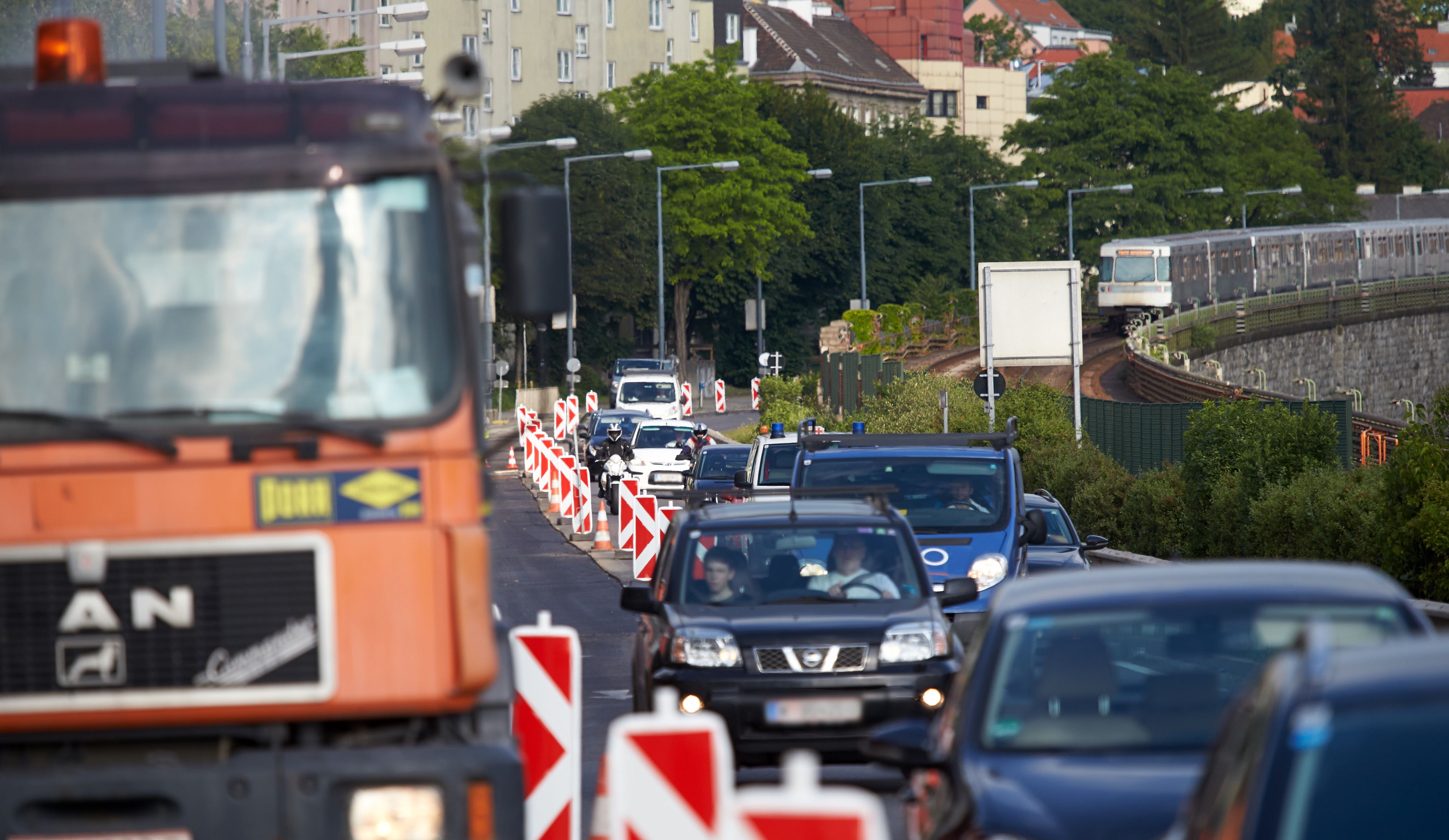 Der Verkehr wird über die Westeinfahrt in Wien-Hietzing umgeleitet.