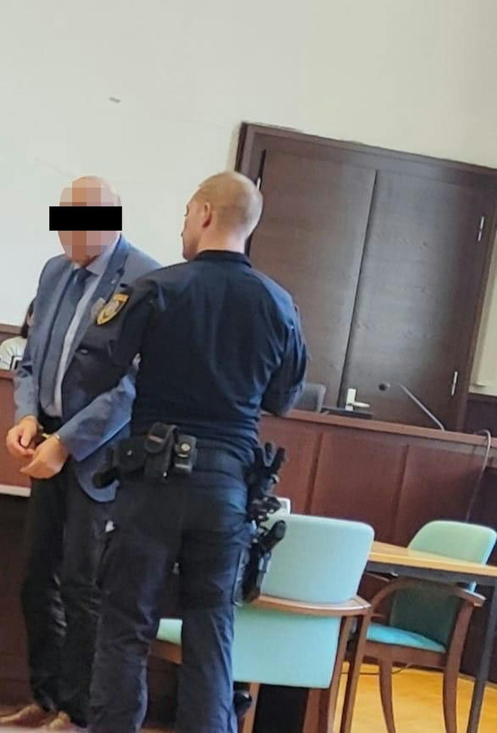 Der Angeklagte in Krems vor Gericht.