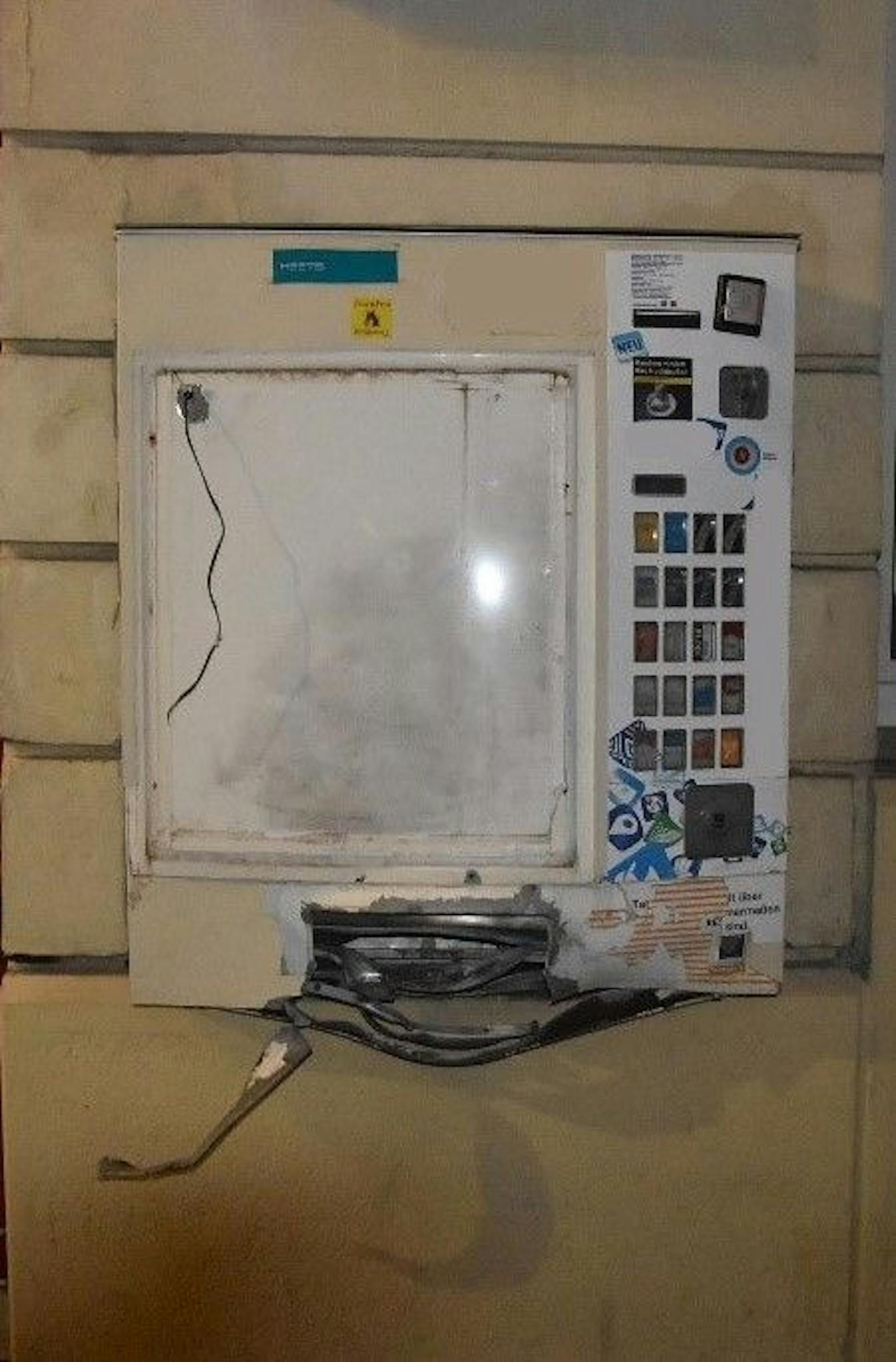 In der Nacht auf Montag wurde ein Zigarettenautomat in Wien-Neubau beschädigt.