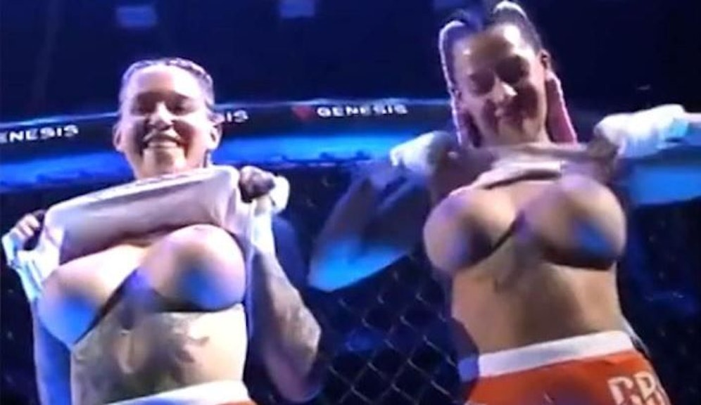 Inked Dory und Karina Pedro zogen vor dem Fight ihre Oberteile hoch.&nbsp;