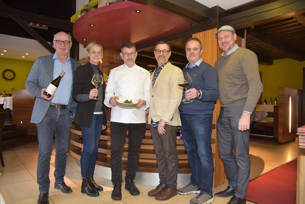 Die Akteure der 1. Vorrunde: Josef und Edith Pluschkovits (Weingut Pluschkovits), Franz und Karl Rosenbauch Restaurant Rosenbauchs), Johannes Reinisch (Johanneshof Reinisch) und Winzercup-Veranstalter Thomas Lenger 