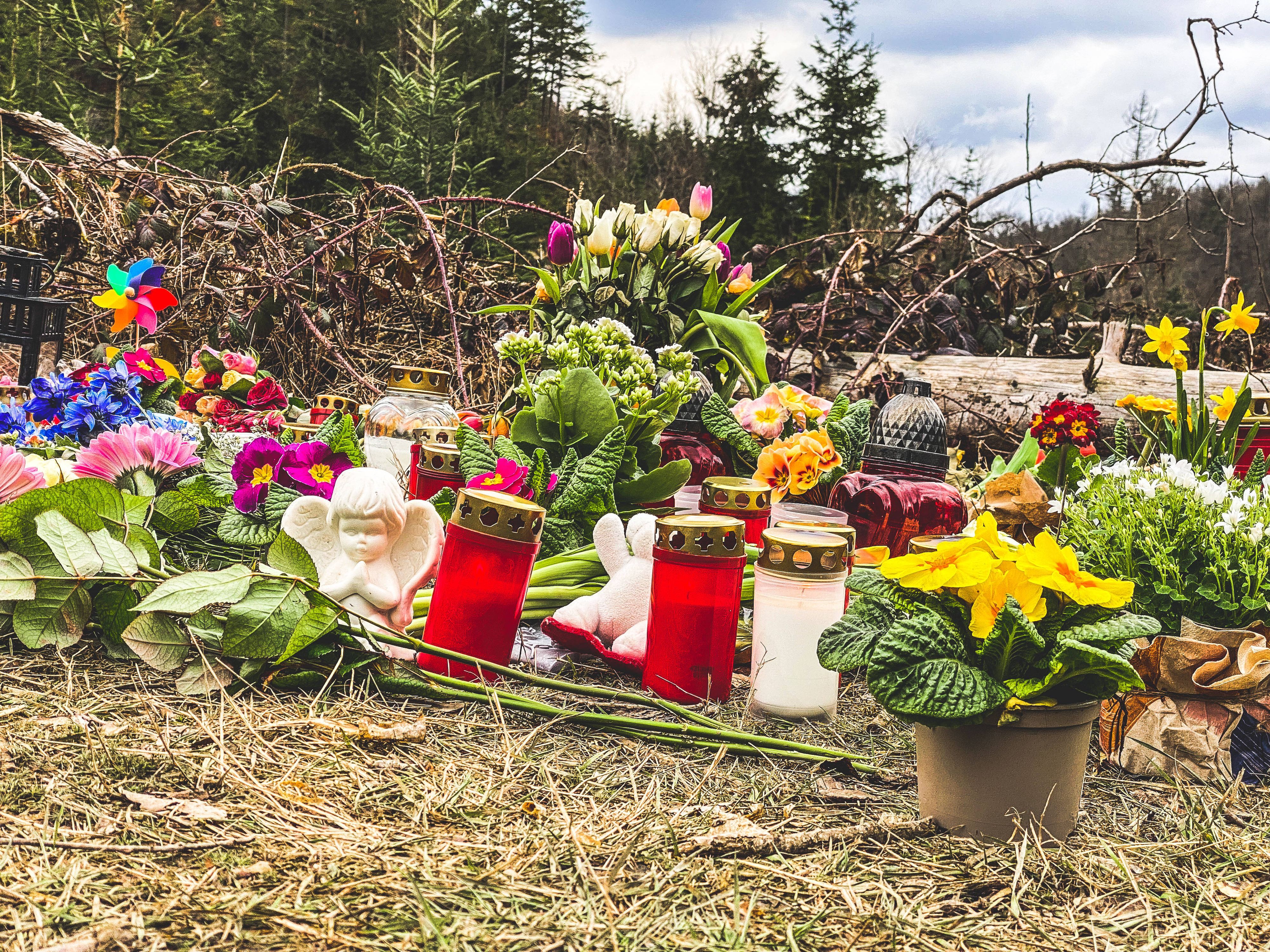 Blumen und Kerzen wurden an der Stelle platziert, an dem die Leiche der zwölfjährigen Luise gefunden worden war.