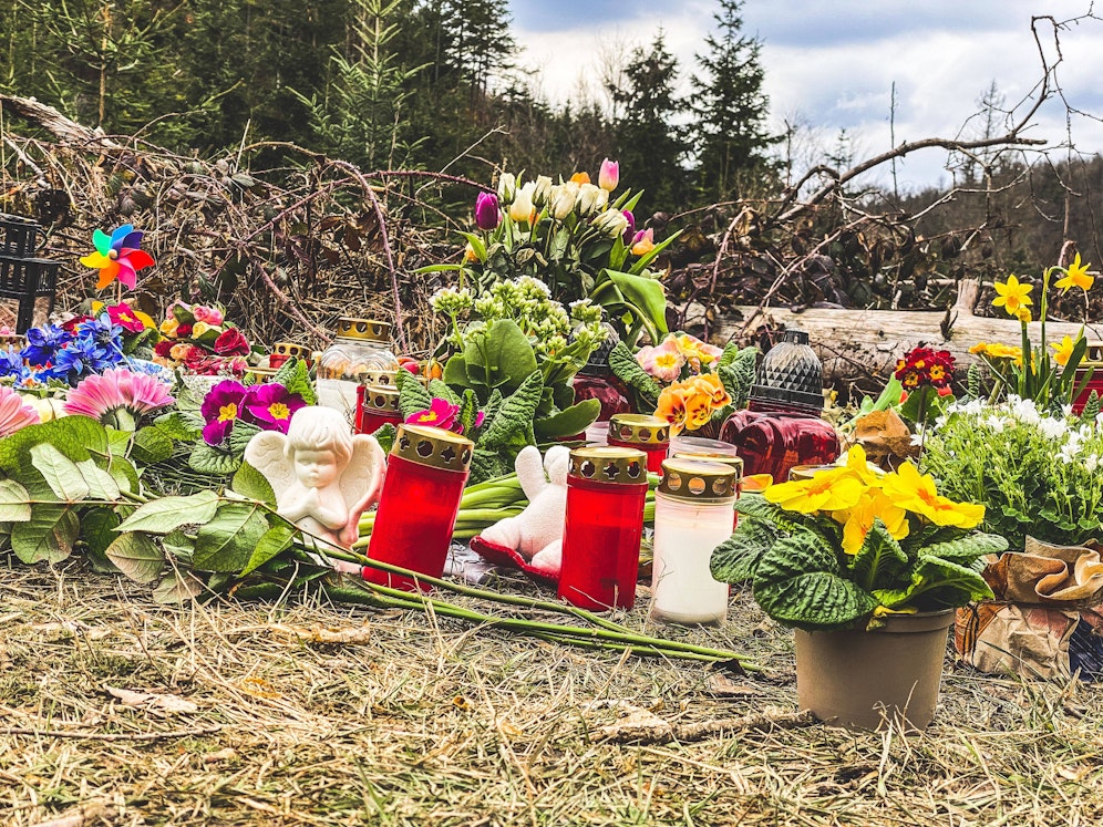 Blumen und Kerzen wurden an der Stelle platziert, an der die Leiche der zwölfjährigen Luise gefunden worden war.