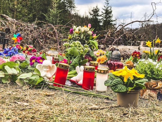 Blumen und Kerzen wurden an der Stelle platziert, an der die Leiche der zwölfjährigen Luise gefunden worden war.