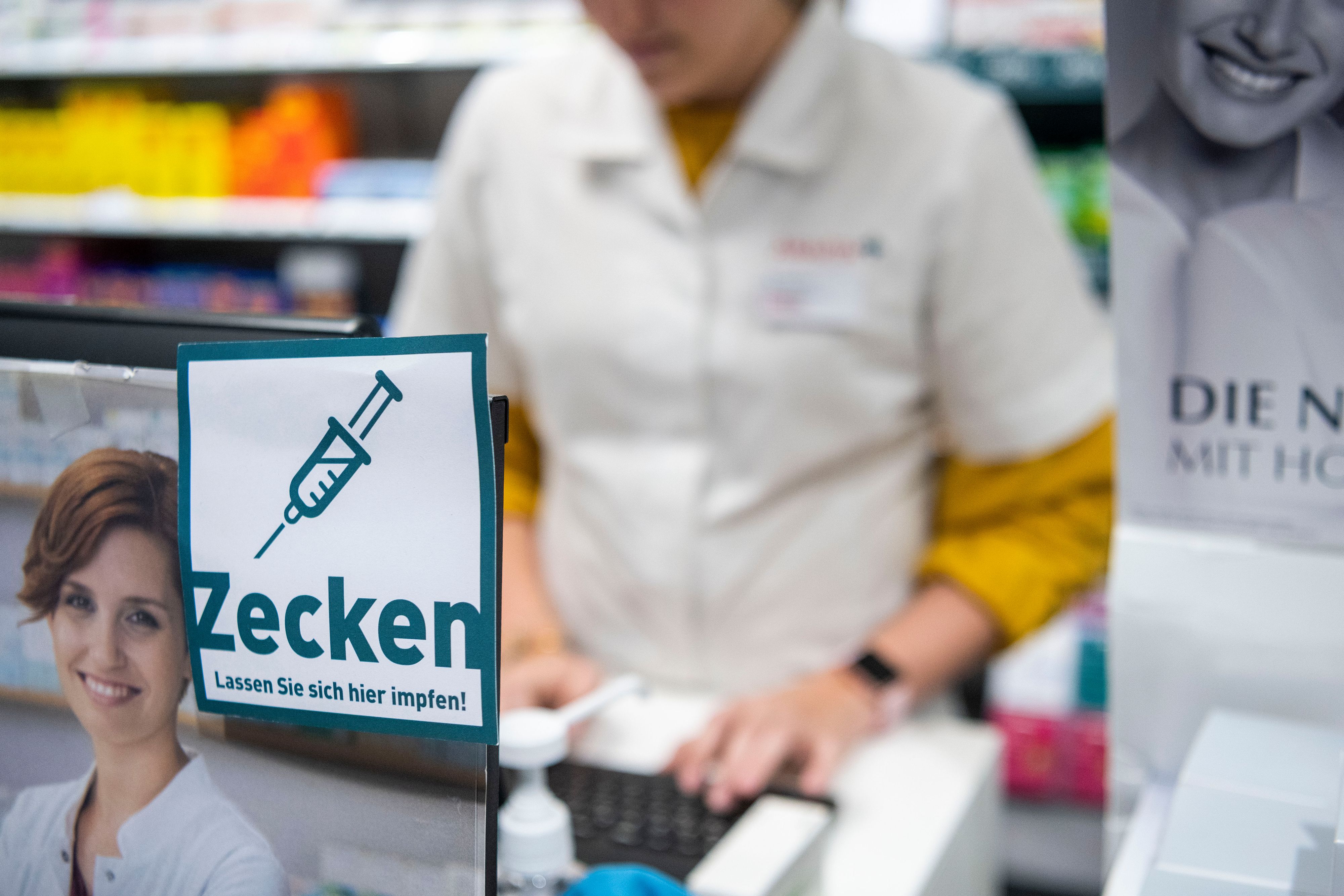 Download von www.picturedesk.com am 20.03.2023 (10:54).  Ein Zecken-Impfschild in einer Amavita Apotheke, fotografiert am 24. Januar 2020 in einer Filiale in Zuerich. (KEYSTONE/Christian Beutler) - 20200124_PD21054 - Rechteinfo: Rights Managed (RM)