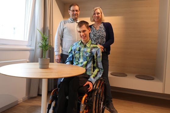 Florian (22) besuchte mit seinen Eltern Sabine (59) und Gerhard (62) das neu eröffnete "waberl" – eine Einrichtung für Wohnen auf Zeit.