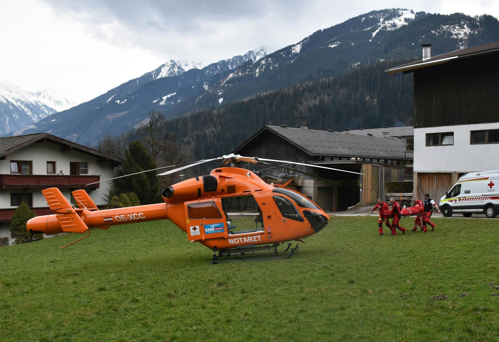 Der Buslenker wurde mit Verletzungen unbestimmten Grades mit dem Rettungshubschrauber "Martin7" ins LKH Innsbruck gebracht. Durch den Unfall wurden laut derzeitigen Ermittlungsstand keine weiteren Personen verletzt.