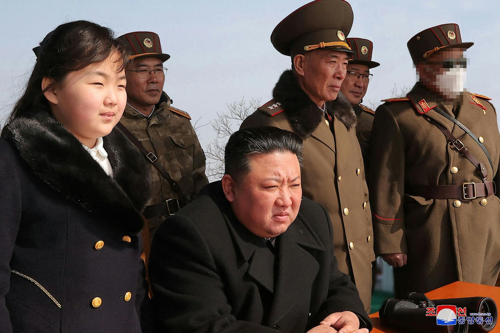 Nordkoreas Machthaber Kim Jong-un verfolgt den Start einer Rakete.