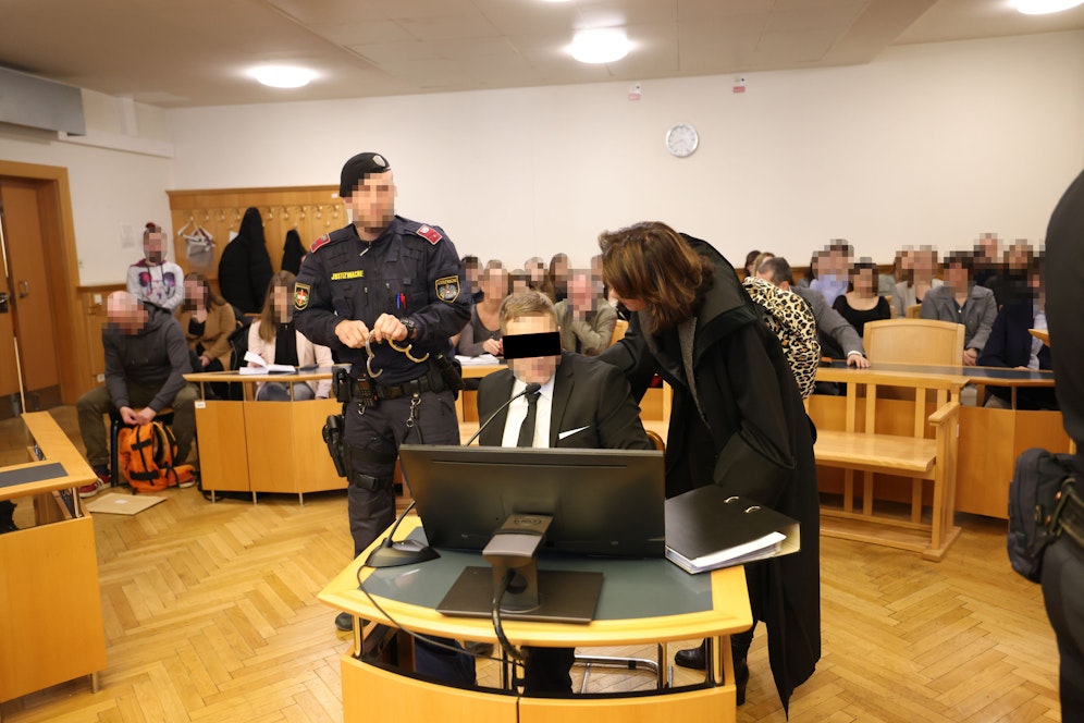 Der Erstangeklagte Fabian W. (26) mit seiner Anwältin Astrid Wagner