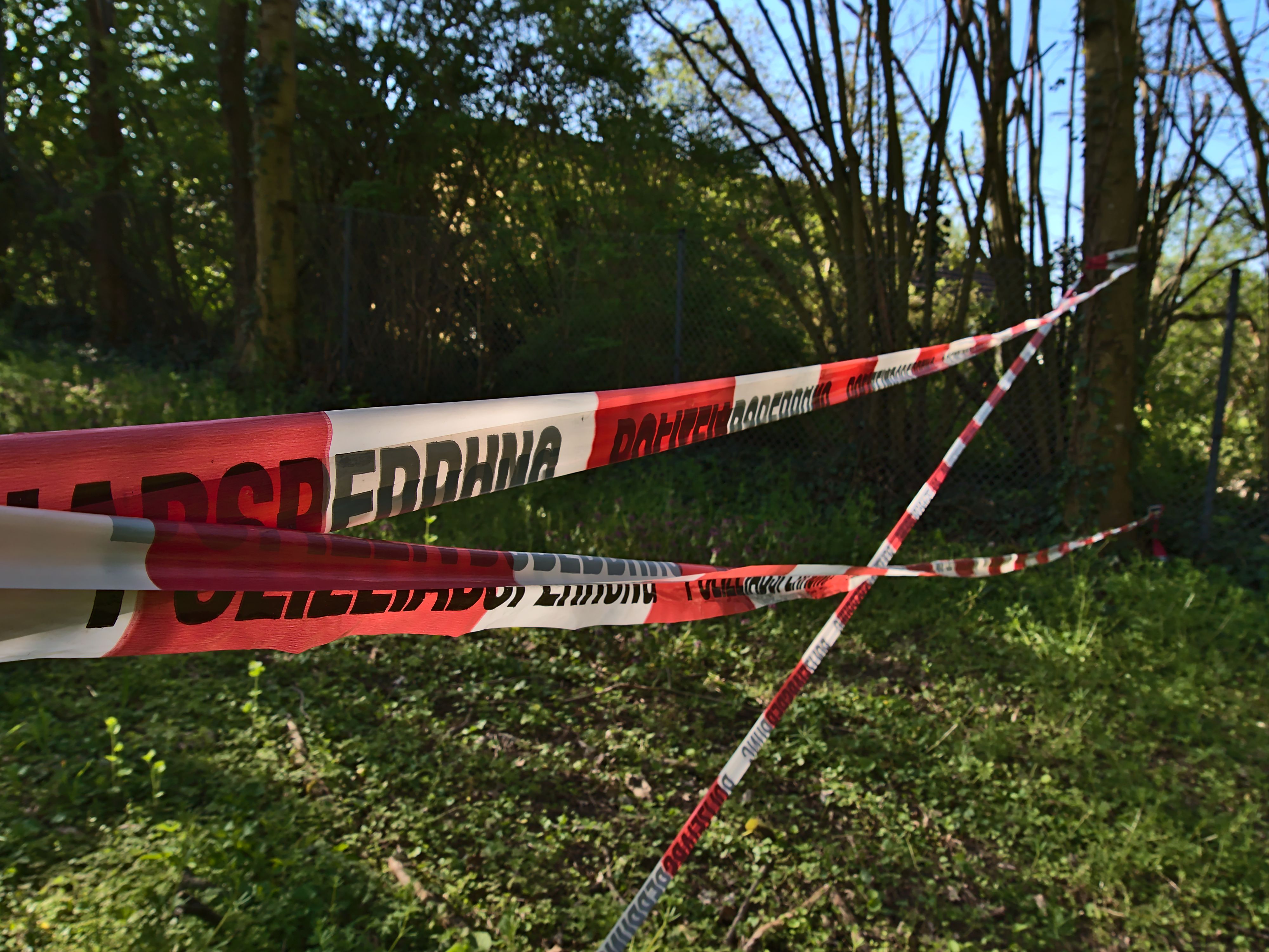 Der Fundort im Gebüsch wurde damals abgesperrt. (Symbolbild)