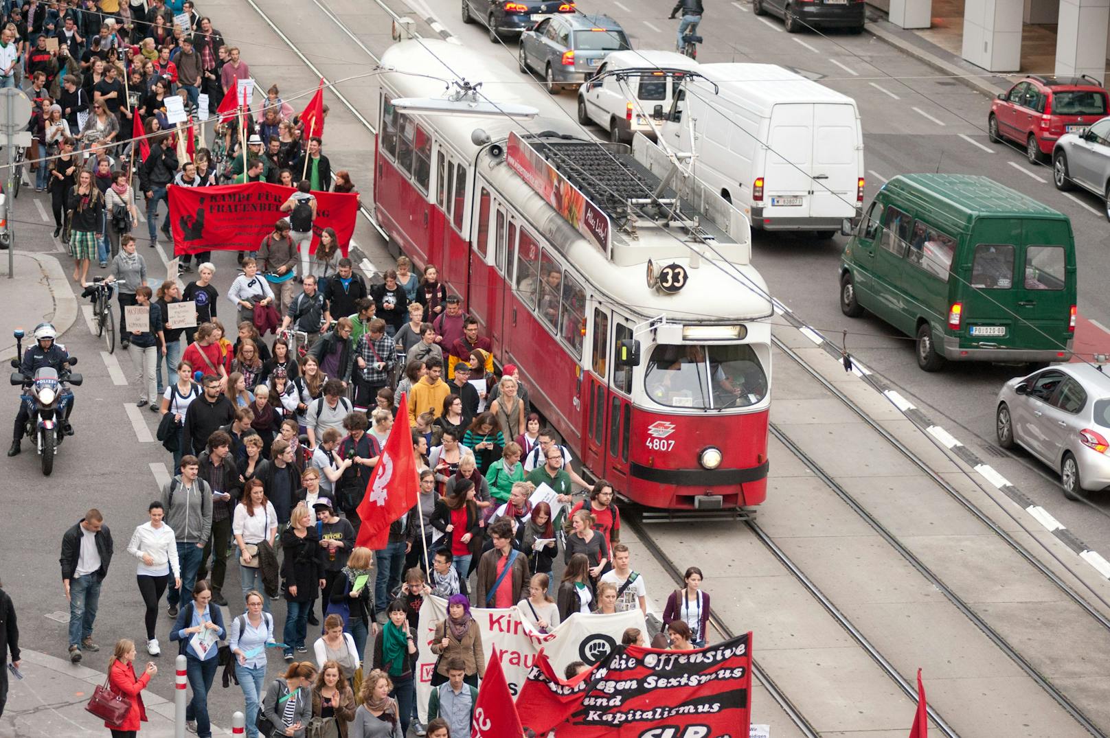 Tausende Personen nehmen an der Demo in Wien teil.