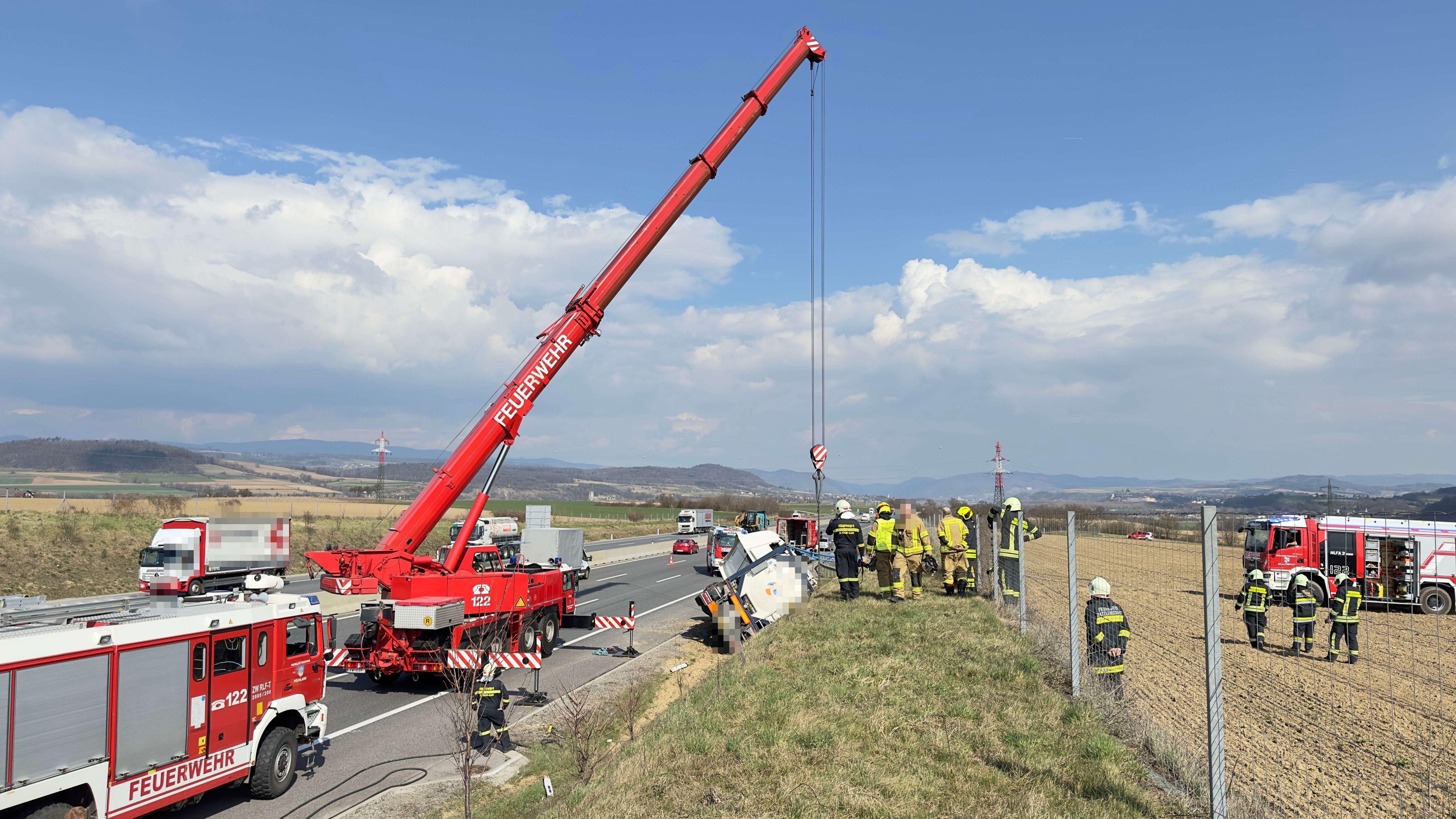 Schwerer Unfall Mit Tanklastwagen – Totalsperre Der A1 | Heute.at