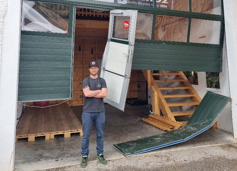 Almtalbiker-Geschäftsführer Markus Hauer vor seinem ruinierten Lagerraum, in dem sich die Fahrräder befanden.