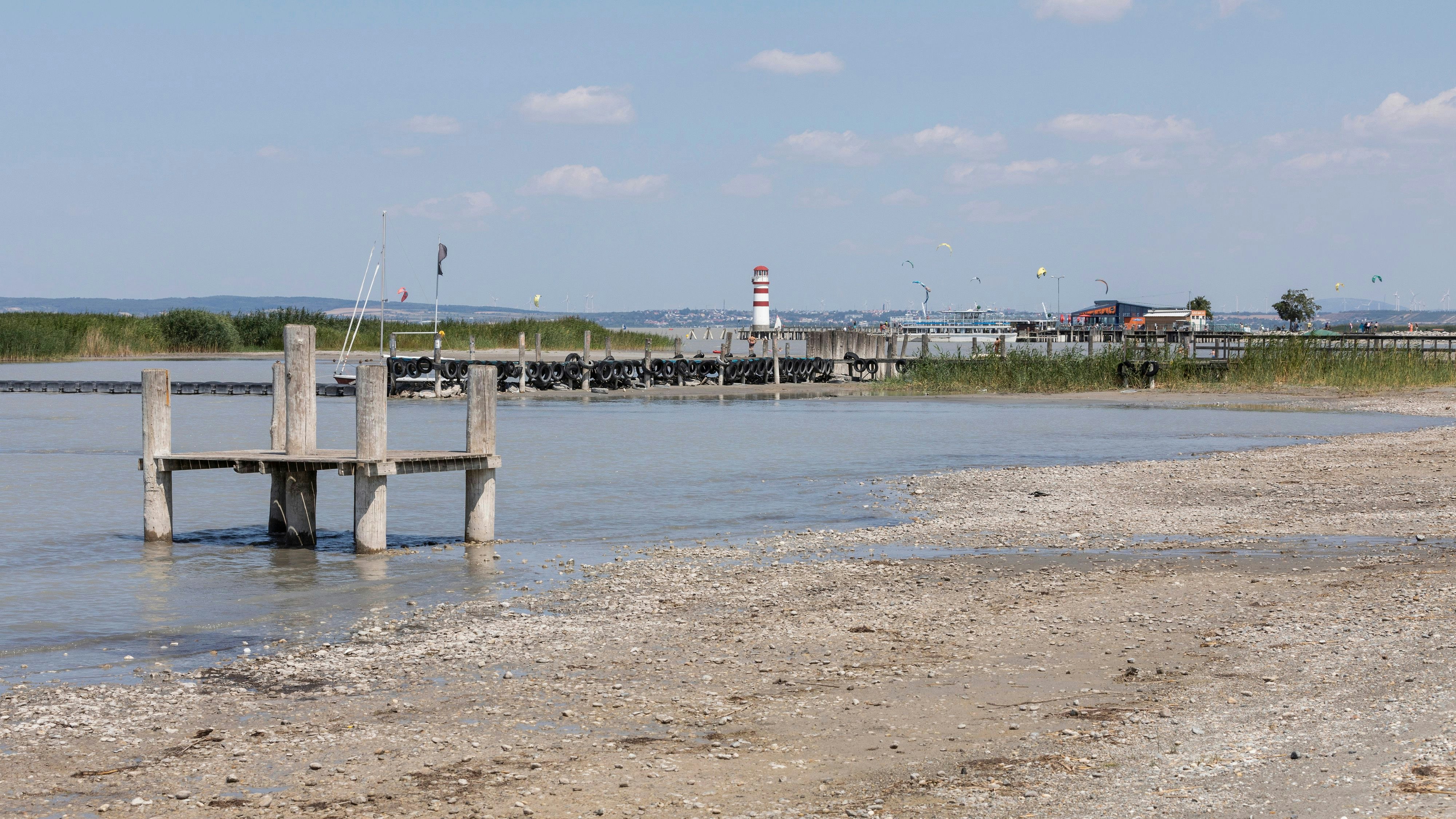 Download von www.picturedesk.com am 20.03.2023 (16:41).  Der Pegel des Neusiedlersees im Burgenland erreicht durch die anhaltende Trockenheit einen historischen Tiefstand - 20220724_PD15327 - Rechteinfo: Rights Managed (RM)