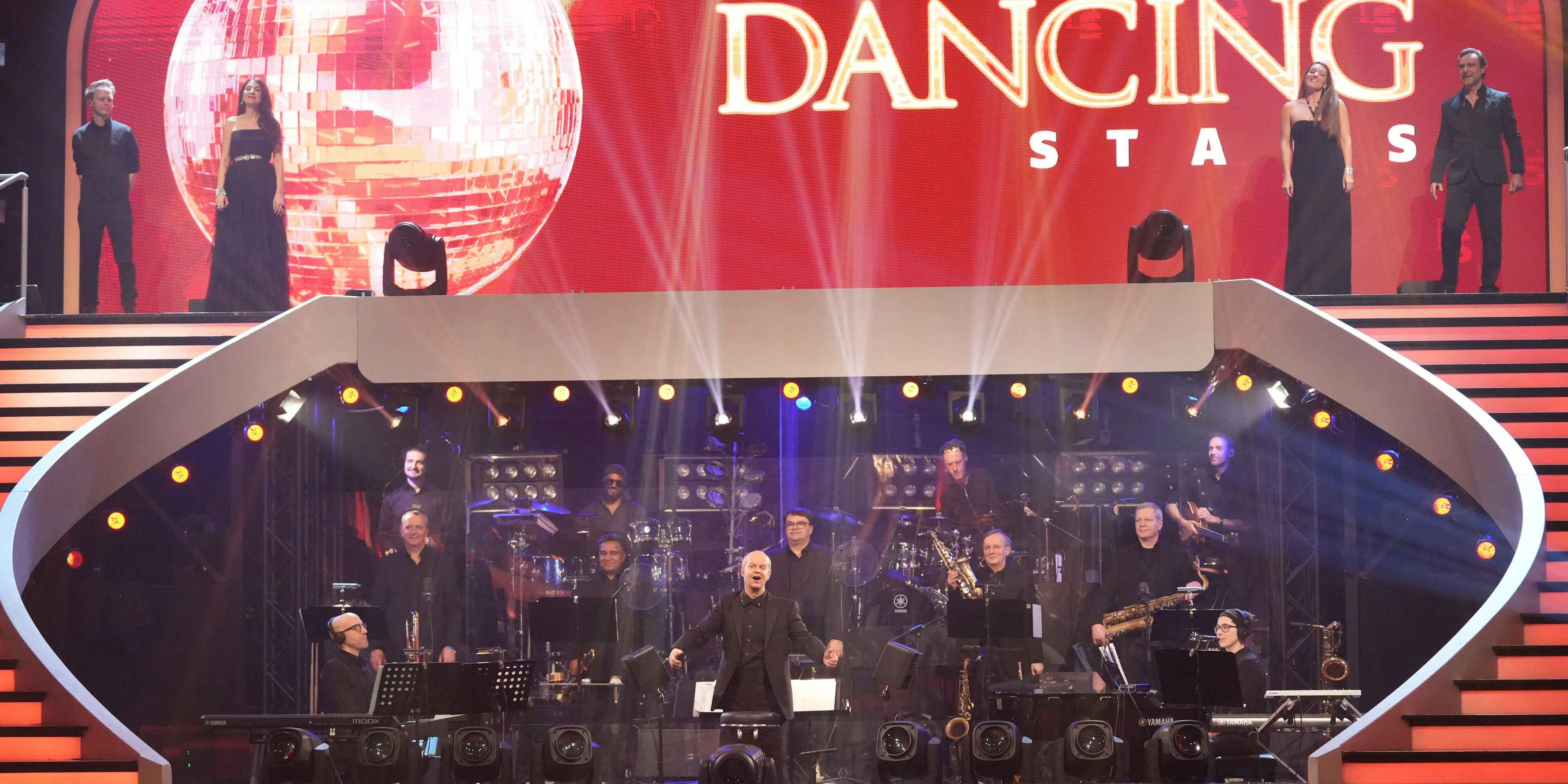 "Dancing Stars 2023", Parkett frei für die Dancing Stars. Österreichs erfolgreichstes Event-Format geht in die 15. Staffel! Zehn Prominente und deren Profi-Tanzpartner mussten bereits ein hartes Training absolvieren, um sich ab jetzt wöchentlich der dreiköpfigen Jury (Maria Angelini-Santner, Balázs Ekker und diese Woche als Gastjurorin Barbara Meier im Ballsaal) und dem Fernseh-Publikum zu präsentieren. In der ersten Show stellen die zehn Promis mit ihren Partnern ihr Talent mit je einem Solotanz unter Beweis.Im Bild: "Dancing Stars"-Orchester unter der musikalischen Leitung von Herbert Pichler.  SENDUNG: ORF1 - FR - 03.03.2023 - 21:00 UHR. - Veroeffentlichung fuer Pressezwecke honorarfrei ausschliesslich im Zusammenhang mit oben genannter Sendung oder Veranstaltung des ORF bei Urhebernennung.  Foto: ORF/Roman Zach-Kiesling.  Anderweitige Verwendung honorarpflichtig und nur nach schriftlicher Genehmigung der ORF-Fotoredaktion.  Copyright: ORF, Hugo-Portisch-Gasse 1, A-1136 Wien, Tel. +43-(0)1-87878-13606