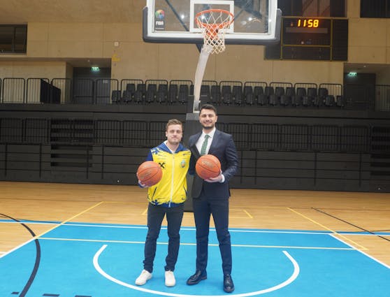 Cem Üstündag, Country Manager Österreich von Acibadem, und ein Spieler des Grazer Basketball-Bundesligaklubs UBSC Raffeisen Graz.