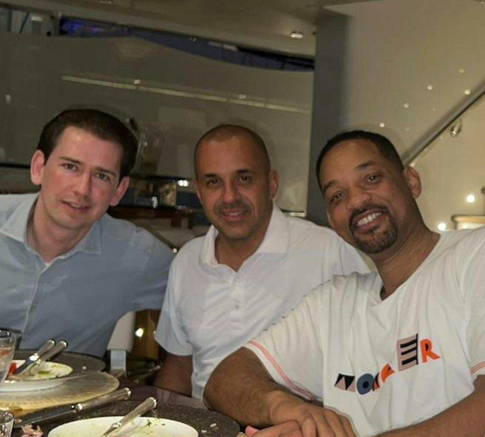 Ex-Kanzler Sebastian Kurz besuchte am Wochenende den Formel-1-GP in Jeddah und traf dort Hollywood-Star Will Smith.