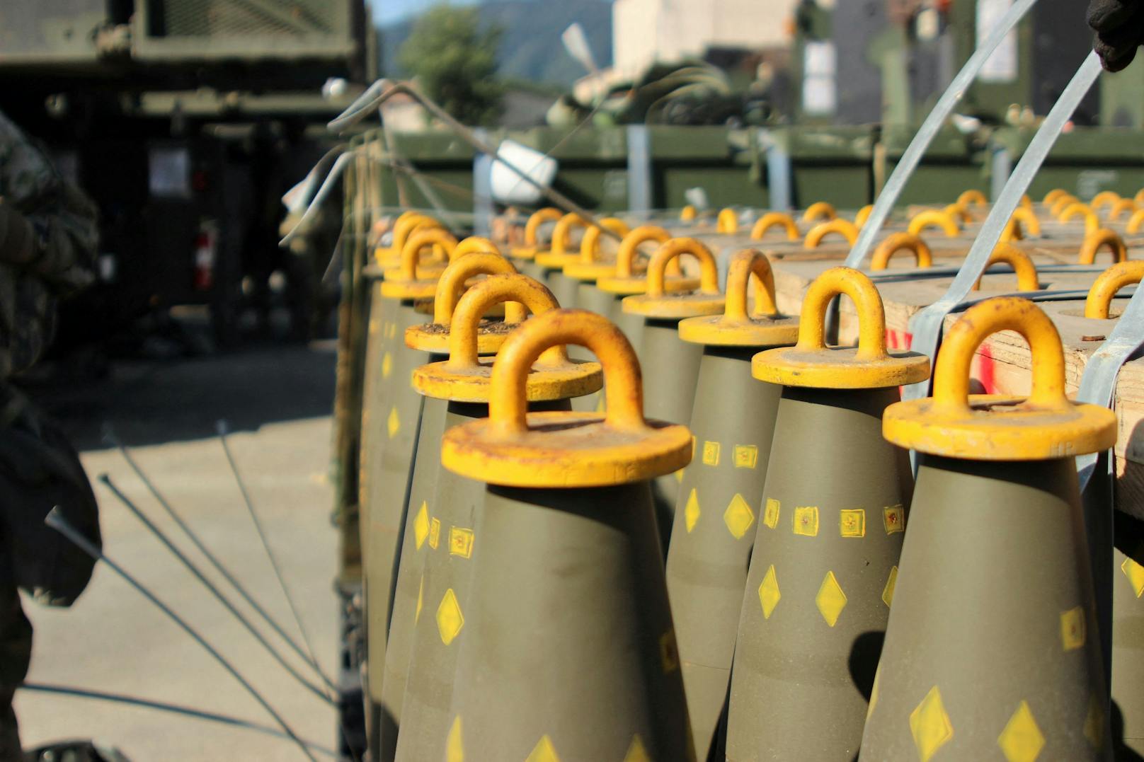 Eine Million Artilleriegeschosse wird die Ukraine von der EU erhalten.