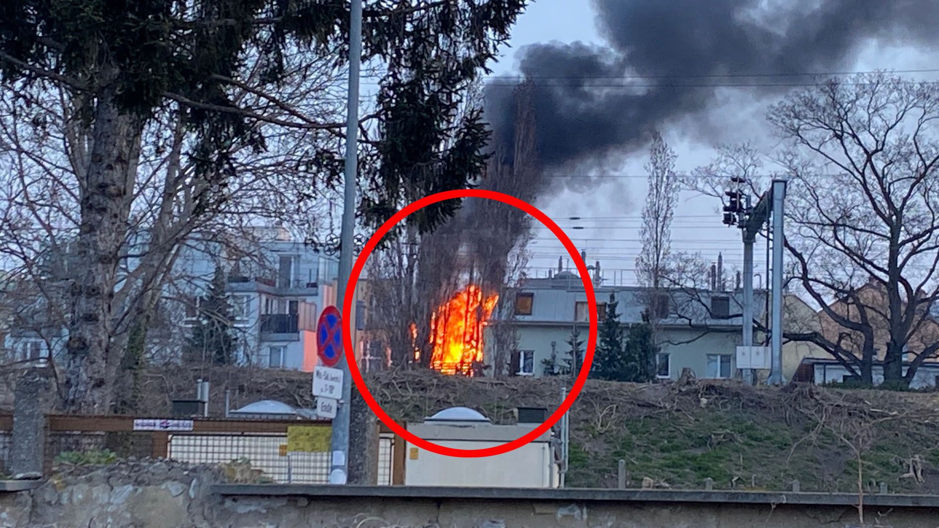 Ein Dachstuhlbrand in Wien-Penzing erregte am Montagmorgen besonders viel Aufmerksamkeit. 