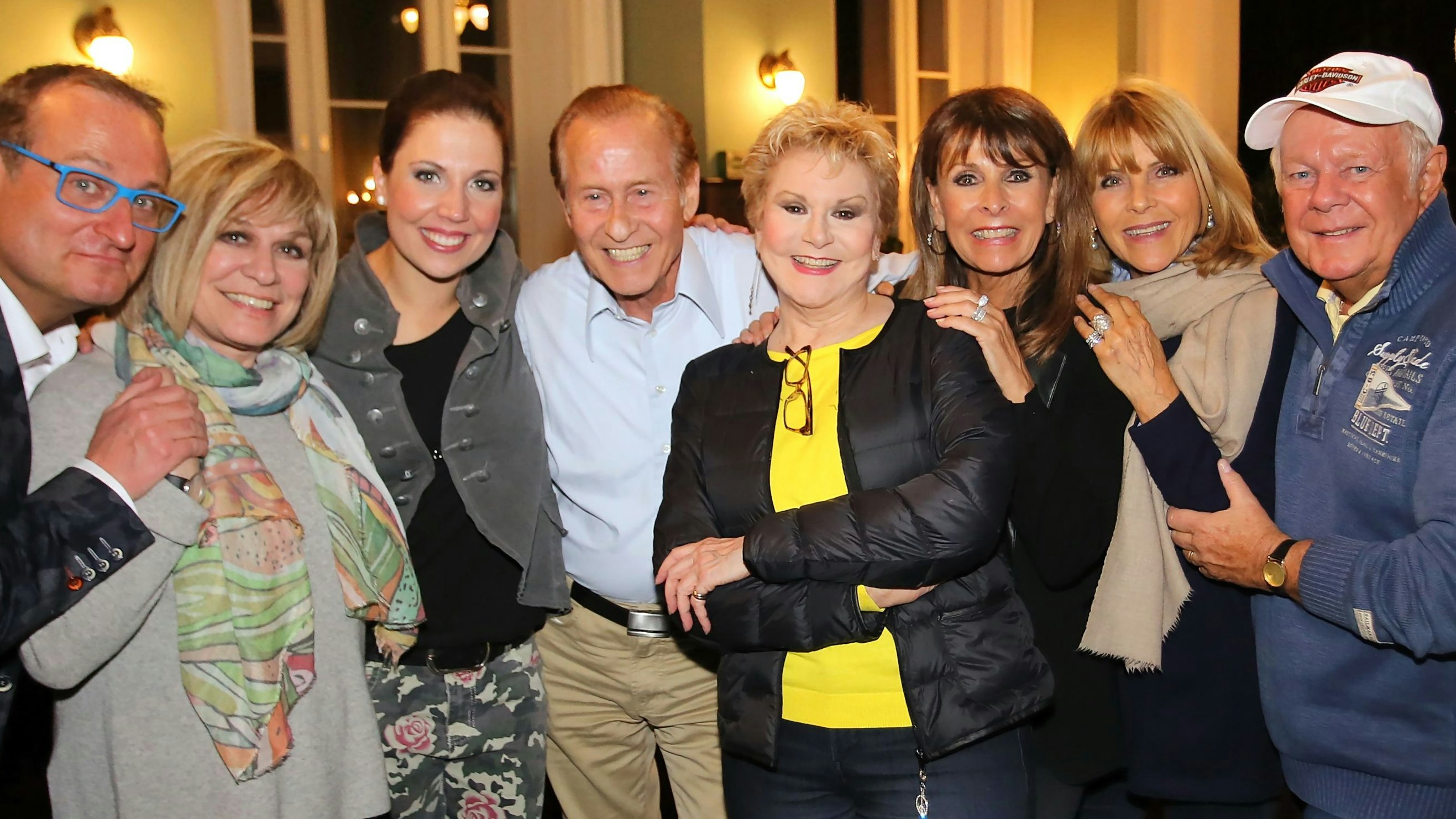 "Schlagerlegenden" on Tour 2017: Volker Heissmann, Mary Roos, Moderatorin Christin Deuker, Michael Holm, Peggy March, Ireen Sheer, Lena Valaitis, und Graham Bonney.