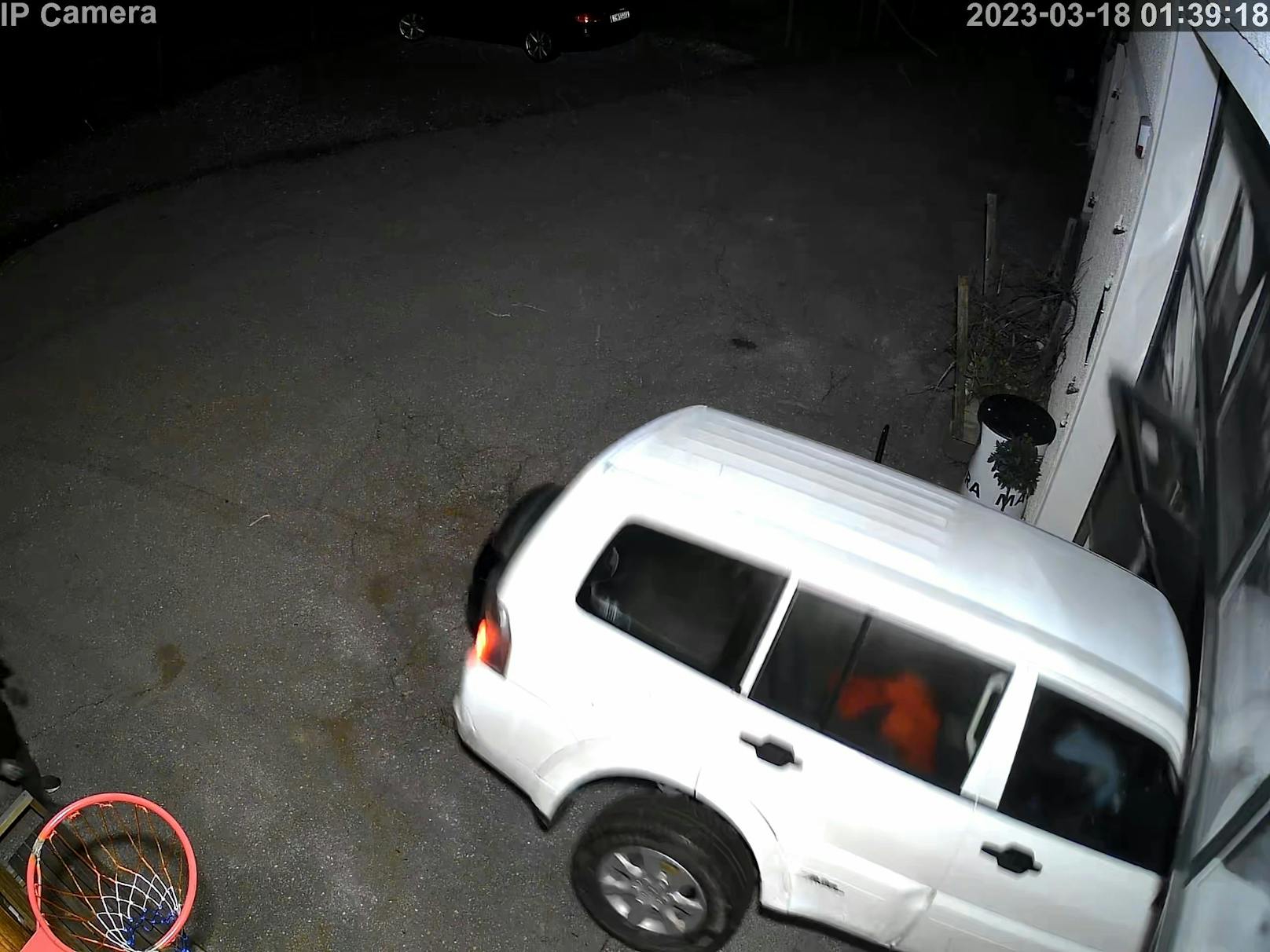 Kamera filmt Moment, in dem Auto gegen Garagentor rast