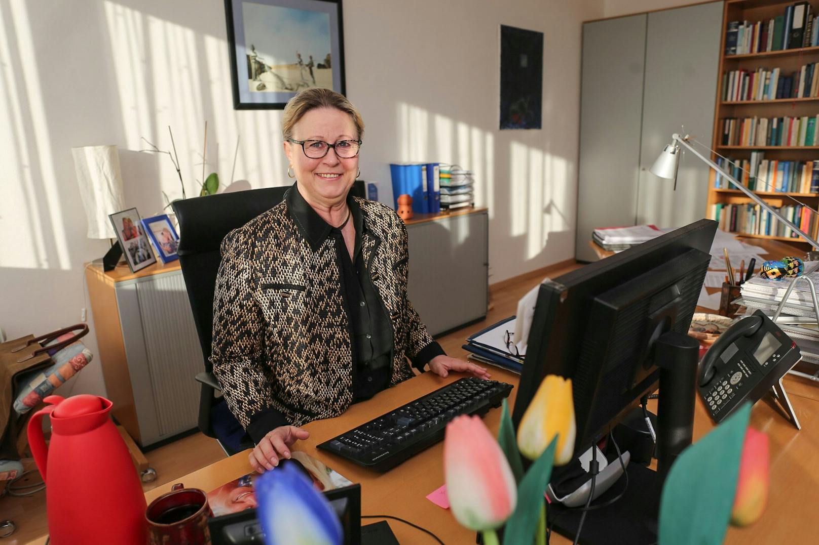 Margitta Neuberger-Essenther bei der Arbeit im Büro in Gerasdorf.