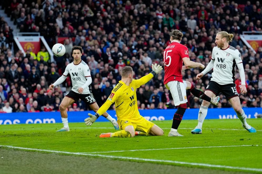 Sabitzer trifft aus schwieriger Position zum 2:1 gegen Fulham.