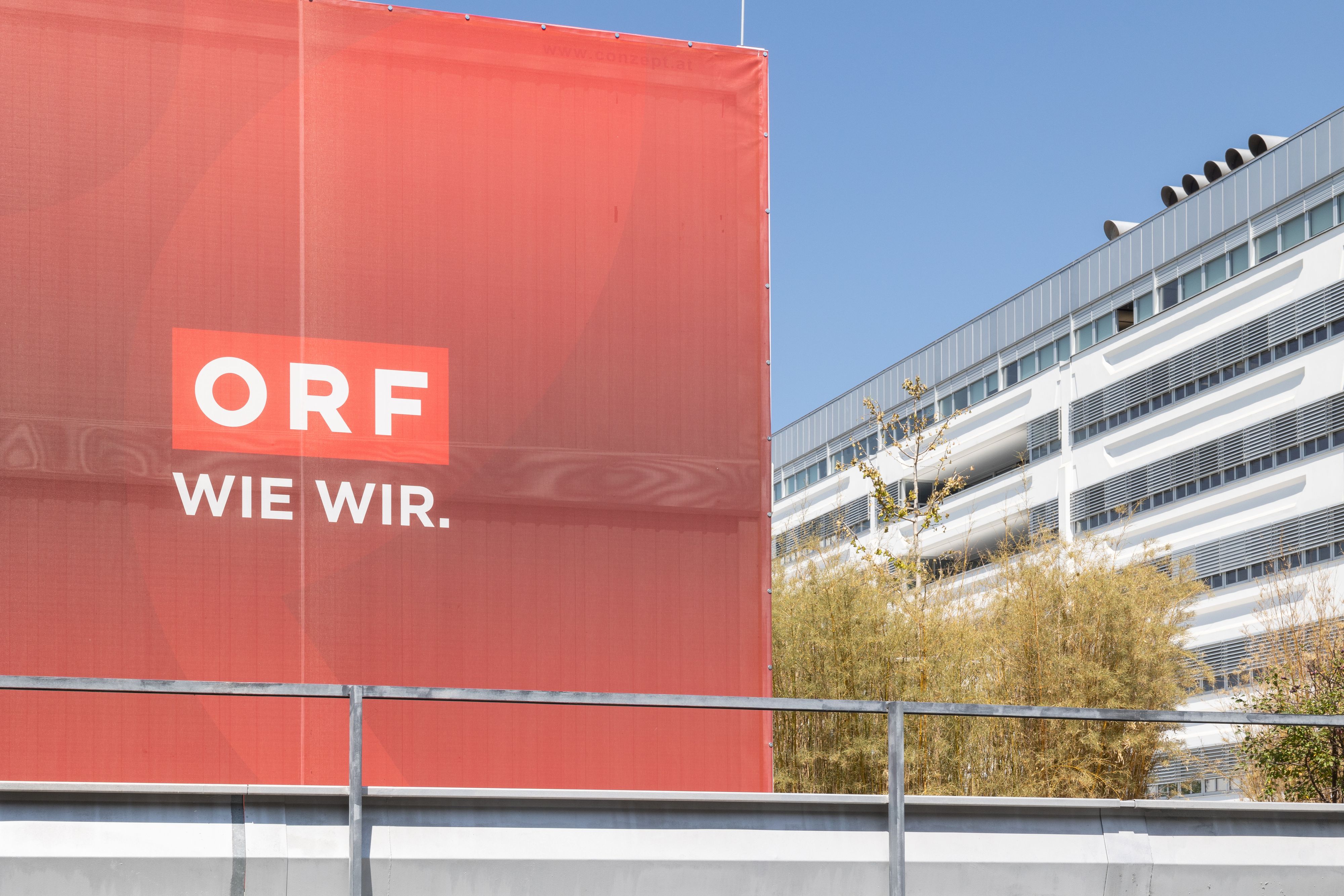 ORF wie wir? Die Gehälter und Zusatzeinkünfte einiger Mitarbeiter lassen anderes vermuten.