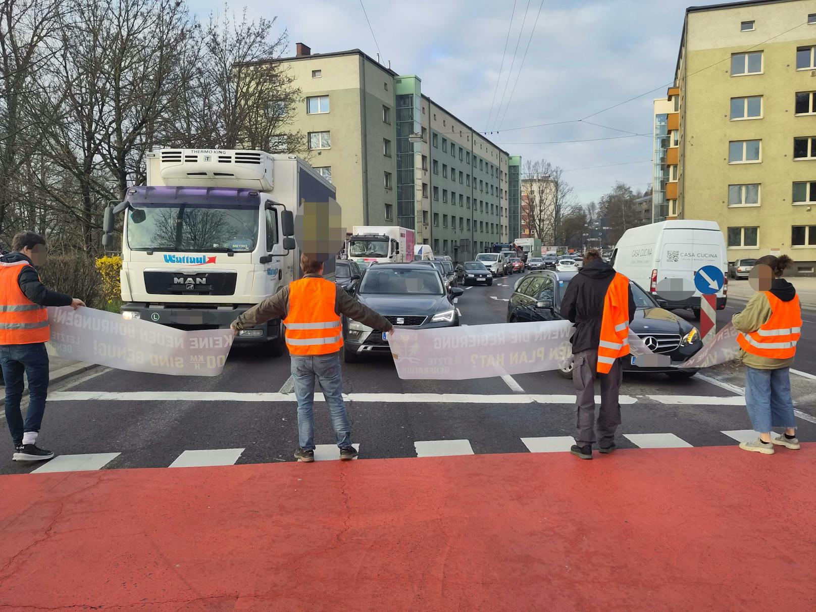 In Linz blockierten Aktivisten am Dienstag in der Früh wieder den Verkehr. Ein Feuerwehrauto wurde dadurch behindert.