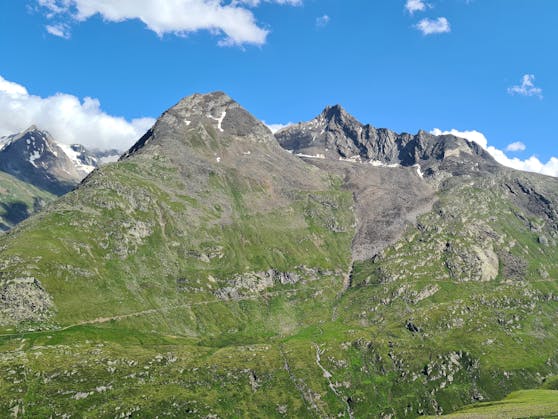 Blockgletscher (hier im Hochebenkar im Tiroler Ötztal) sehen ein bisschen wie gewöhnliche Schutthalden aus. Blockgletscher sind Permafrostphänomene, Gemische aus Steinblöcken, Schutt und Eis, die stetig Richtung Tal kriechen.