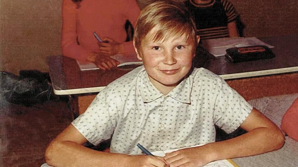 Der Bub, den du hier auf dem Foto siehst ist Schlagersänger und feiert heuer sein 25. Jubiläum mit einer riesigen Jubiläums-Tournee.