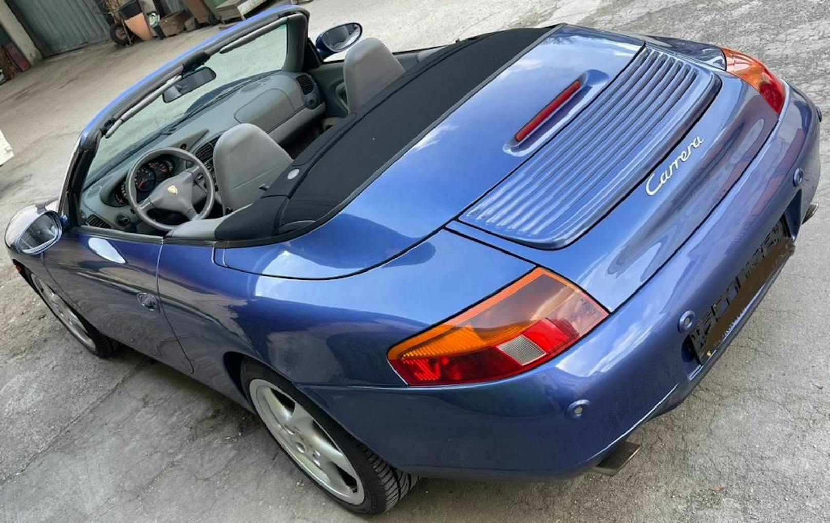 Der blau-metallisch lackierte Flitzer erhielt wegen der ungewöhnlichen Form seiner Scheinwerfer den Spitznamen "Spiegelei-Porsche".