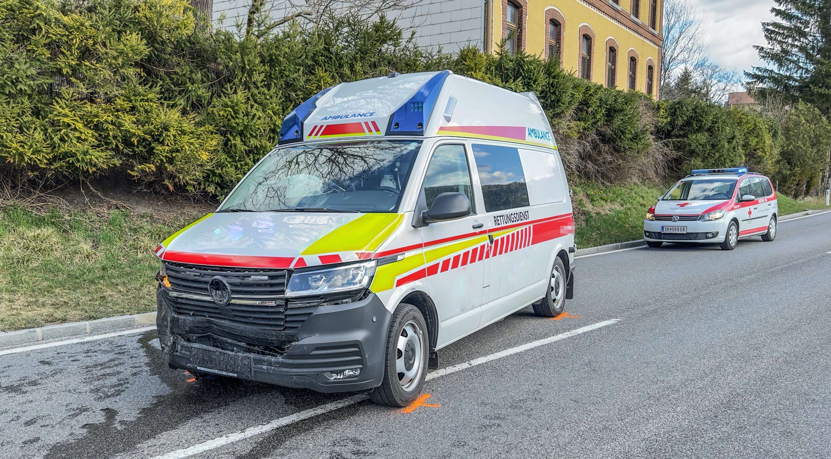 Ein Pkw und ein Rettungswagen krachten im Bezirk Scheibbs zusammen.