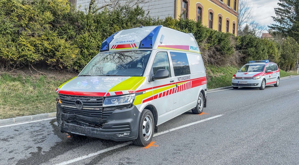 Ein Pkw und ein Rettungswagen krachten im Bezirk Scheibbs zusammen.