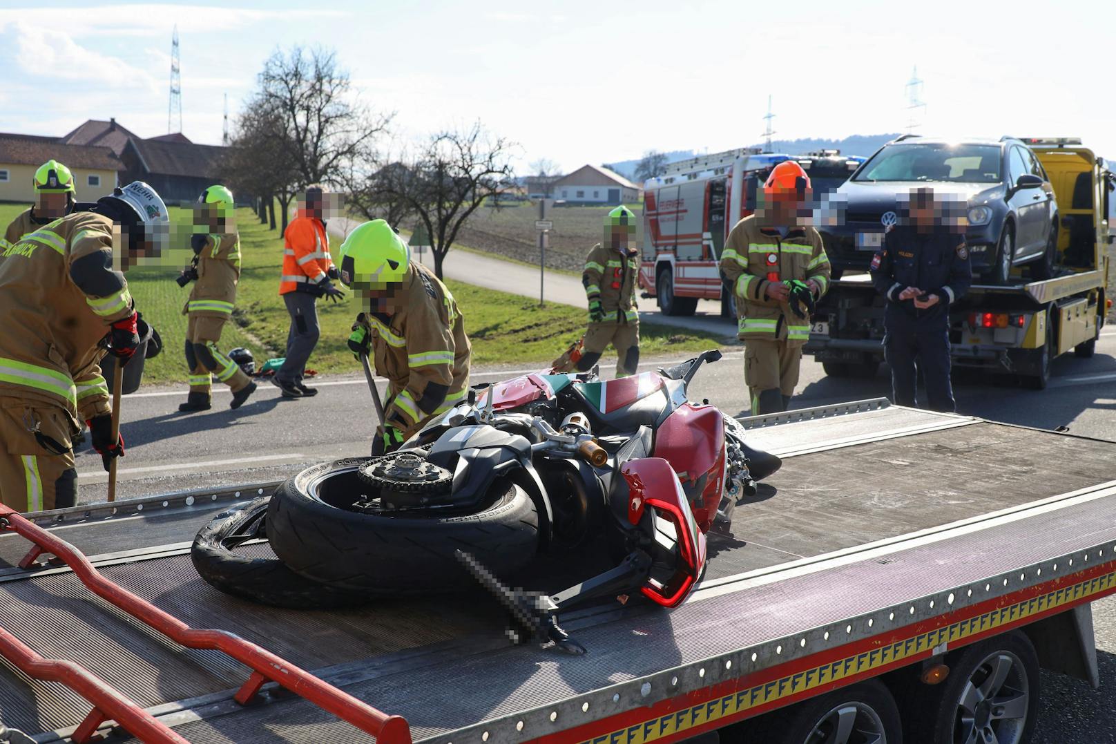 Das völlig zerstörte Motorrad wurde nach dem Unfall von einem Abschleppdienst abtransportiert.