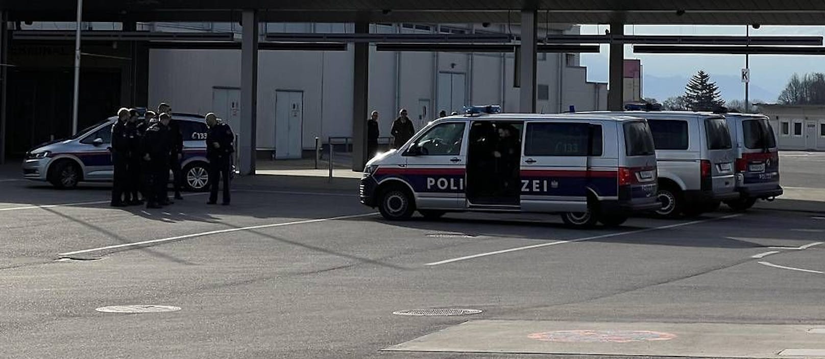 Ein 50-Jähriger wollte eine Bombe am Flughafen Salzburg detonieren lassen. Dien Polizei musste großflächig räumen.