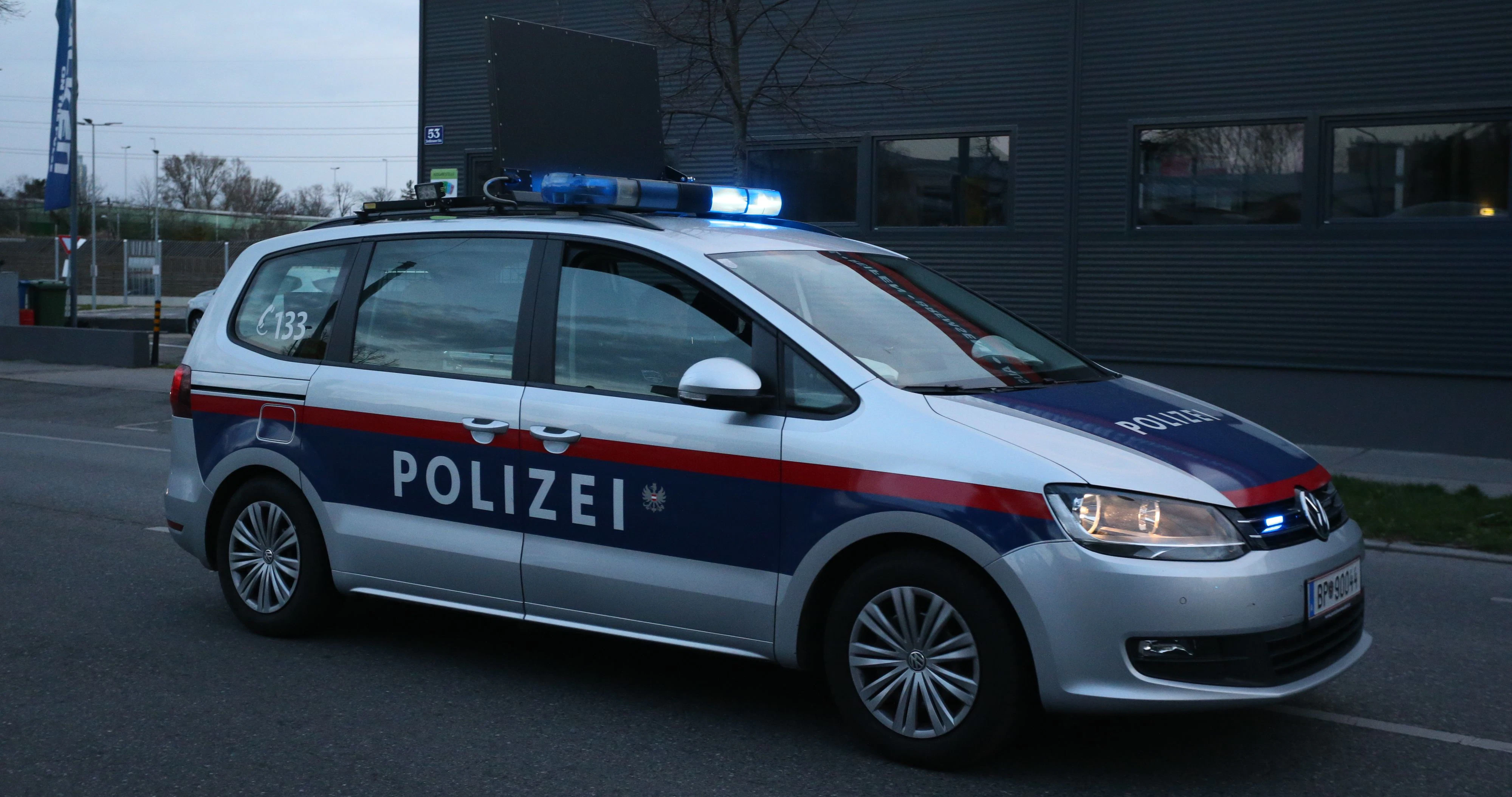 20200322 / I am from Austria Corona Lied in Österreich wird von der Wiener Polizei gespielt Polizeikorso Polizeiauto Polizeimotorrad / Foto: Denise Auer / Tageszeitung Heute