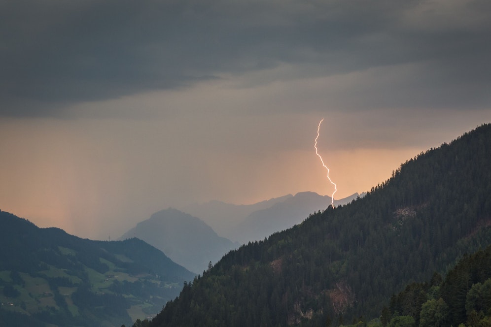 Blitzschlag während eines Gewitters in den Tiroler Alpen. Archivbild.