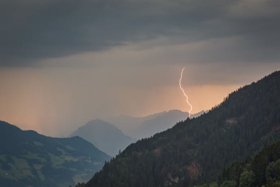 Blitzschlag während eines Gewitters in den Tiroler Alpen. Archivbild.
