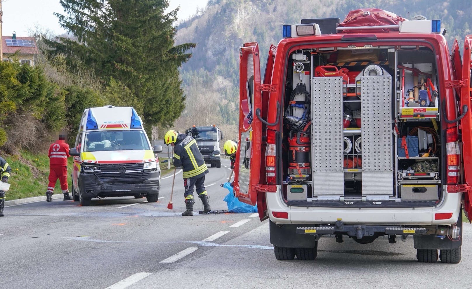 Ein Pkw und ein Rettungswagen krachten im Bezirk Scheibbs zusammen.