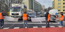 Klima-Kleber blockieren Verkehr in Landeshauptstadt